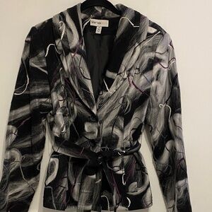 Lanalee Artistic Black and White Women's Blazer, nice shape. Has pockets